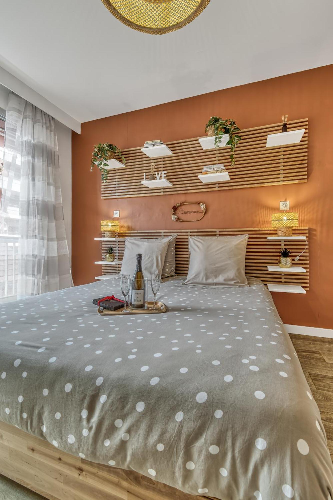 Appartement Victoria Spa, Au Coeur Du Centre-ville Hammam -wifi -grand Lit Double Queen Size 160x200cm *