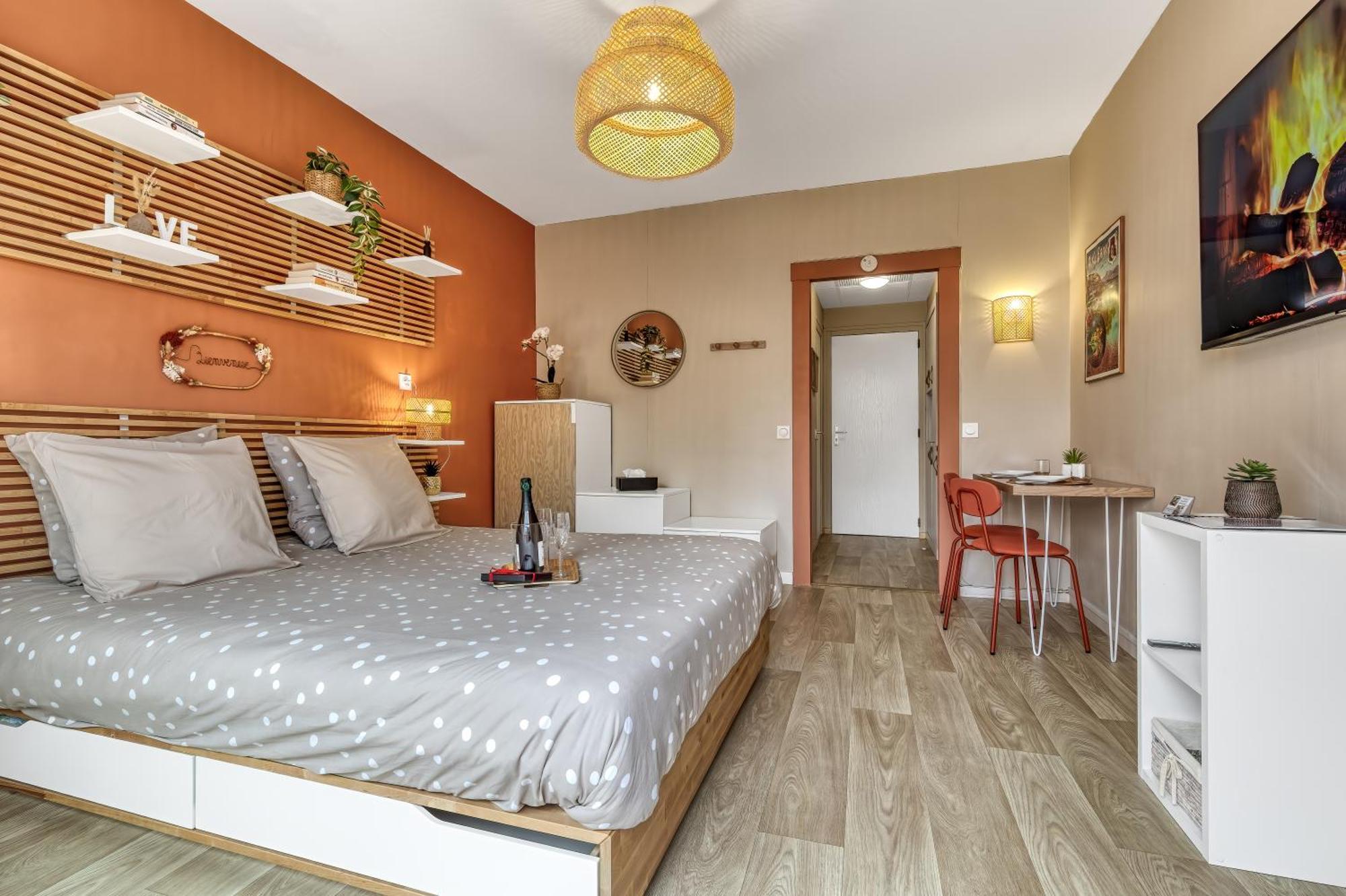 Appartement Victoria Spa, Au Coeur Du Centre-ville Hammam -wifi -grand Lit Double Queen Size 160x200cm *